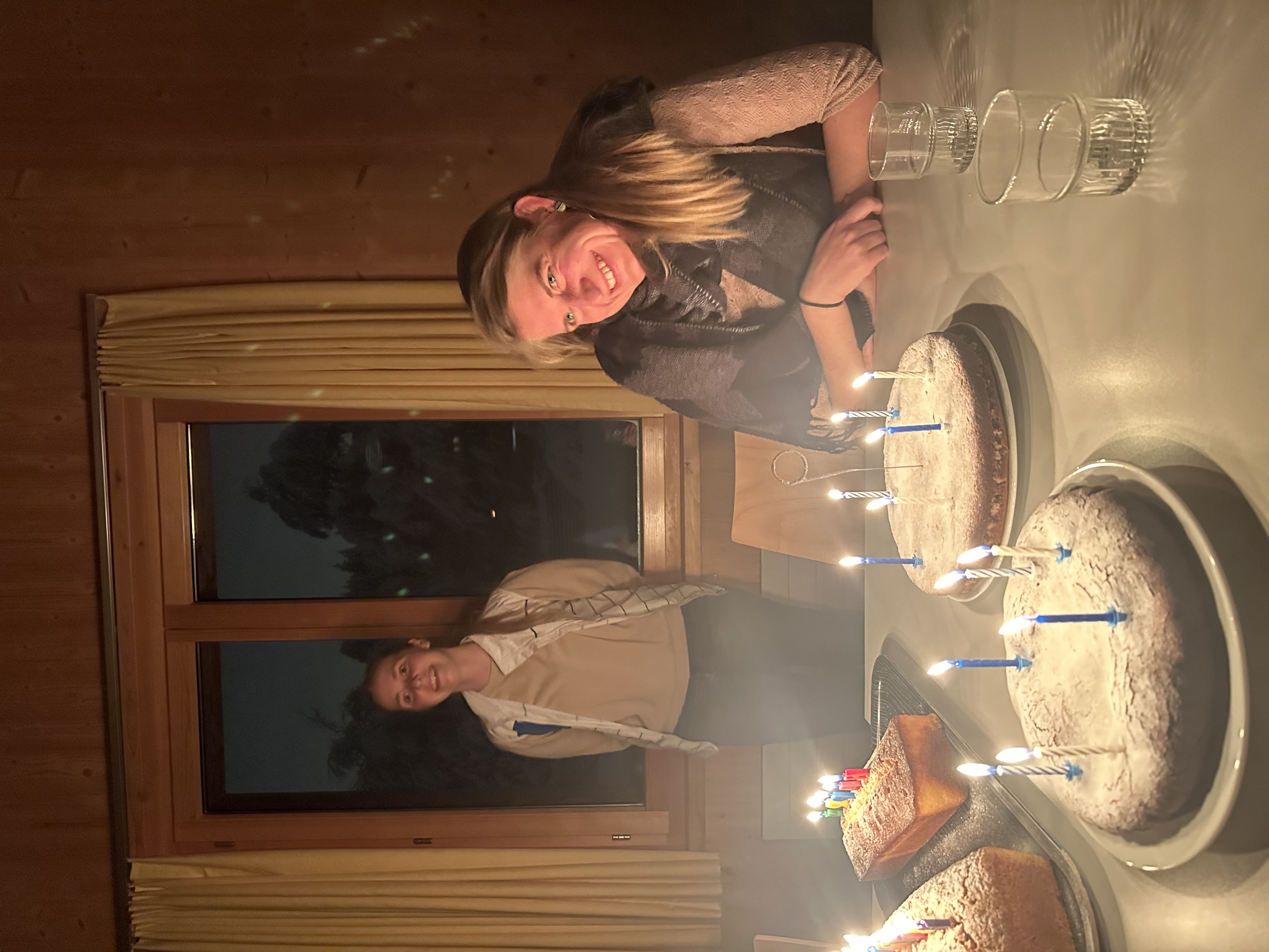 Ein paar schöne Kuchen gebacken von Lisa und Annika (im Hintergrund zu sehen) sowie das Geburtstagskind